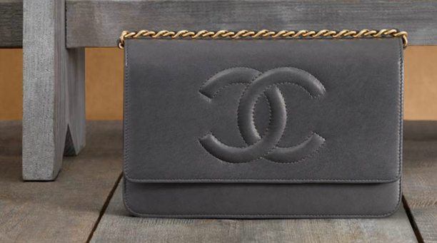 Chanel-wallet-in-lambskin-with-a-long-chain-1