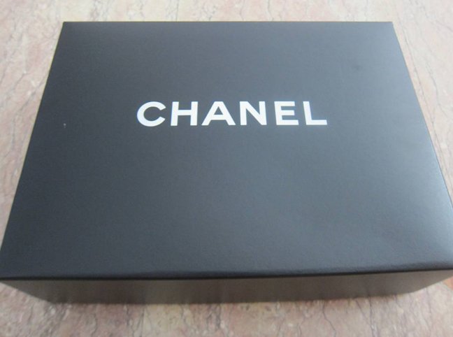 chanel-box-black-or-white-2