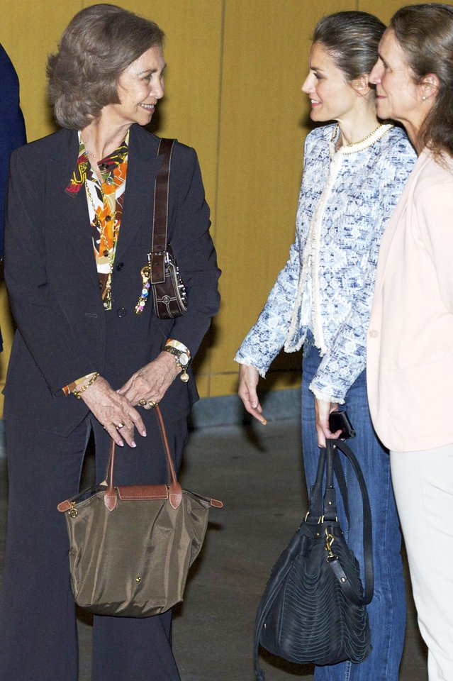 Queen-Sofia-Of-Spain-Carrying-A-Longchamp-Tote
