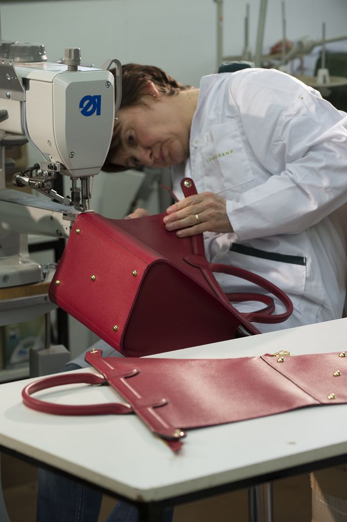 Making-of-longchamp-le-pliage-heritage-tote-step-17