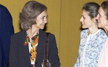 Queen Sofia Of Spain Carrying A Longchamp Tote thumb