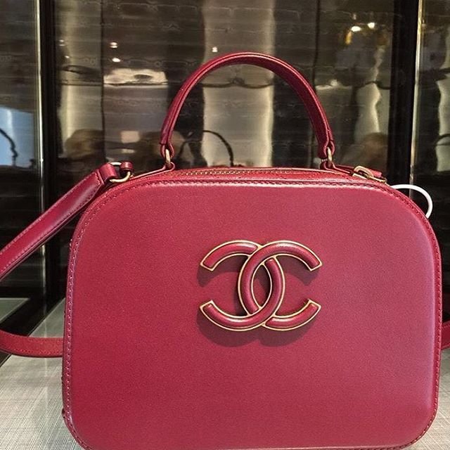 A-Closer-Look-Chanel-Coco-Curve-Vanity-Case-Bag-5