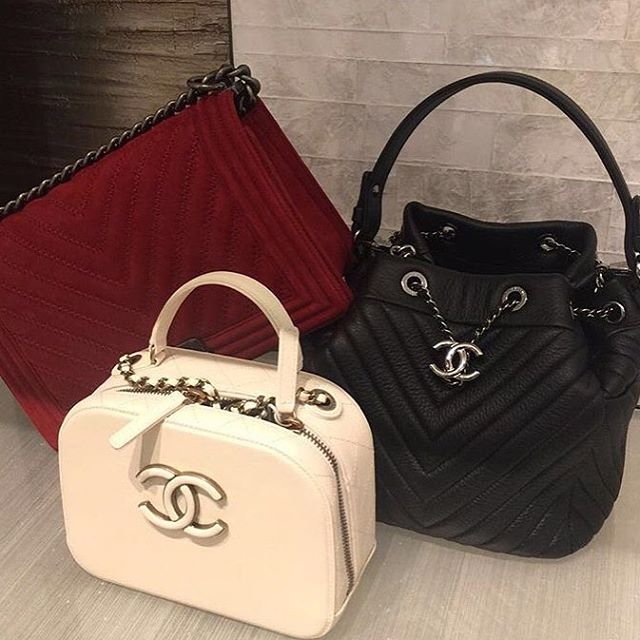 A-Closer-Look-Chanel-Coco-Curve-Vanity-Case-Bag-6