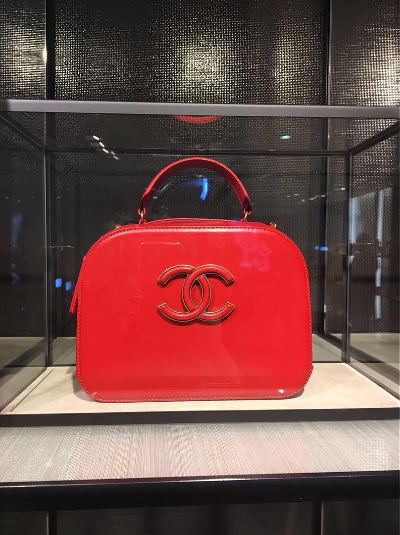 A-Closer-Look-Chanel-Coco-Curve-Vanity-Case-Bag