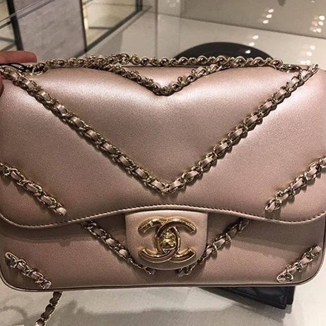 a-closer-look-at-chanel-chevron-chained-flap-bag