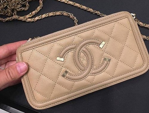 Chanel CC Filigree small Clutch With Chain thumb